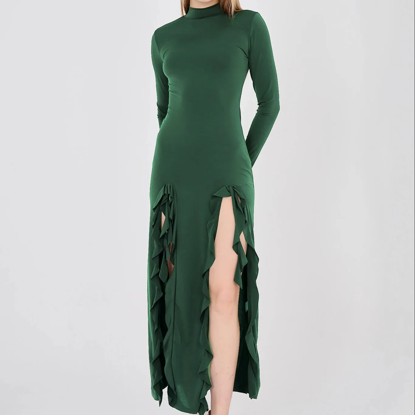 दोनों तरफ की स्लिट वाली पन्ना हरी लंबी आस्तीन वाली सैंडी ड्रेस, आकार के अनुरूप रेत रंग बेज रंग की