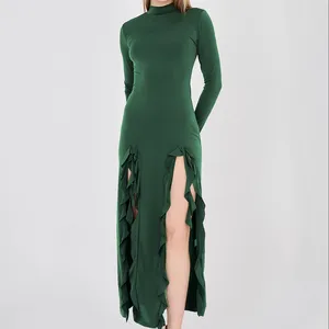 Robe sablonneuse à manches longues vert émeraude avec fentes des deux côtés couleur sable beige fidèle à la taille