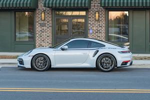 วัสดุตกแต่งภายในสไตล์เฮอริเทจของรถปอร์เช่ 911 เทอร์โบ รุ่นปี 2025 ที่เคลื่อนไหวไปมาอย่างรวดเร็ว - Product Image 3