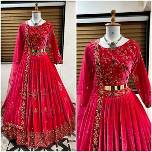 Longue robe de sol en velours de Viscose lourd avec broderies de 5mm - Product Image 3