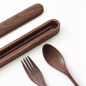 Cuchara de sopa de madera maciza de nogal negro con logotipo grabado personalizado con mango largo para servir té café sopa en restaurantes - Product Image 3