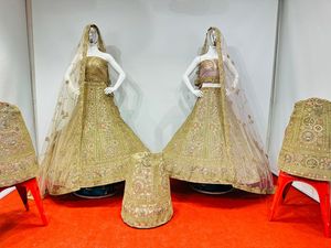 Lehenga Choli de Diseño Exclusivo para Novias, con Pedrería Jarkan y Bordados, Traje de Boda Indio-Pakistaní - Product Image 3