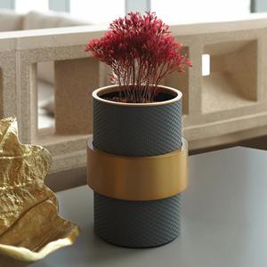 Vase Simple noir avec détails en or parfait pour bureau d'étude de chambre salon salon et cadeau créatif ou utilisation décorative - Product Image 5