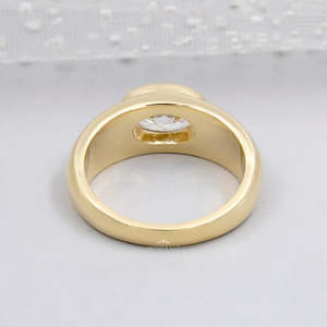 Bague de fiançailles pour femme en diamant de laboratoire certifié IGI, taille ovale, sertie clos, style East West - Product Image 3