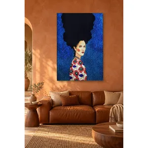 Impresión en Lienzo de Fida: Mujer con Blusa con Estampado de Amapolas sobre Fondo de Puntos Azules - Product Image 2
