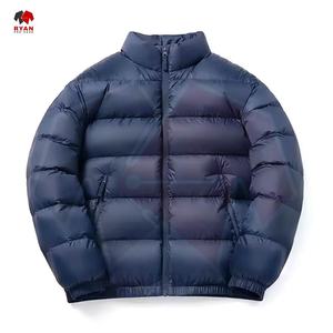 เสื้อแจ็คเก็ตพัฟเฟอร์บุขนสำหรับผู้ชายแบบกำหนดเองได้ พร้อมปกคอตั้ง มีฮู้ด ปักโลโก้ด้านหน้า สีพื้น - Product Image 3