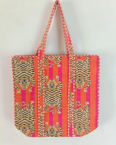 Venta al por mayor de algodón acolchado estampado a mano Reversible bolso de mano grande Floral, sostenible resistente compras de comestibles bolso bohemio hecho a mano - Product Image 1