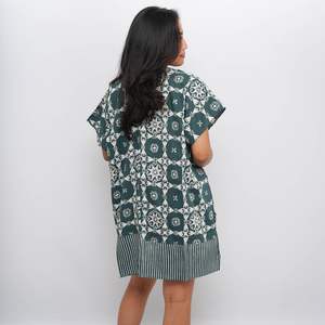 Ropa de abrigo exclusiva de Kimono Batik verde con patrón étnico cultural Capa cómoda para un aspecto elegante y modesto de Indonesia - Product Image 6