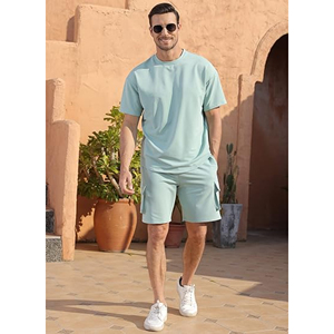 Conjunto de ropa deportiva ligera para hombre, camiseta transpirable de verano y pantalones cortos de carga informales diseñados para la comodidad y el movimiento - Product Image 2