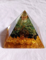 Pyramide d'Orgone Sculptée de Qualité Supérieure en Orgonite, Citrine, Tourmaline Noire, Aventurine Verte, Pierre Naturelle et Résine