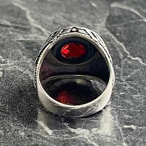 Bague pour homme en argent sterling avec pierre grenat rouge, faite à la main, style historique guerrier, thème épée sacrée, style hip-hop - Product Image 6