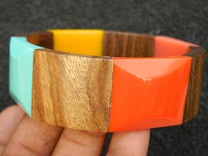 Pulsera hecha a mano de alta calidad de resina y madera para mujer, accesorio elegante, brazalete de HUMAYUN WORLD CRAFTS - Product Image 2