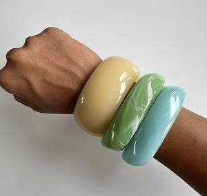 Brazaletes de Resina de Lujo para Mujer, Resistentes al Agua, Colores Personalizados, Diseño Elegante, Joyería Moderna, Regalo Empresarial, Suministro Mundial - Product Image 4