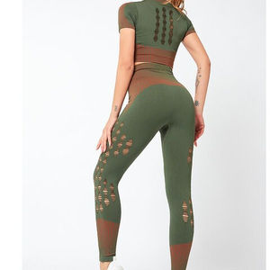 Vêtements d'entraînement en gros Vêtements de sport Chemise Ensemble de yoga de qualité supérieure pour femme Ensembles de yoga bicolores Vêtements de fitness respirants - Product Image 2