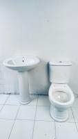 Ensemble de toilettes en céramique de style moderne, WC monobloc à double chasse et lavabo sur colonne