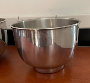 Tazón de acero inoxidable resistente para uso en cocina o para servir ensaladas, disponible en todo el mundo - Product Image 1