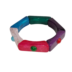 Pulsera elástica multicolor vibrante con segmentos múltiples, con eslabones de resina en verde azulado, morado y rosa, y adornos decorativos de colores. - Product Image 2