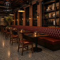 Mobilier de restaurant industriel Ron Group, banquette en forme de U capitonnée, chaise commerciale en bois, table carrée en bois massif