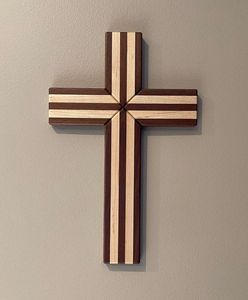 Cruz de madera de acacia hecha a mano con incrustaciones de resina ámbar, decoración religiosa única para el hogar, precio al por mayor, cruz de madera para Jesús - Product Image 3