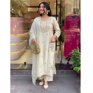 Costume en soie de luxe à la demande Matériel personnalisable Tenue traditionnelle de fête pour femmes disponible au prix d'exportation - Product Image 1