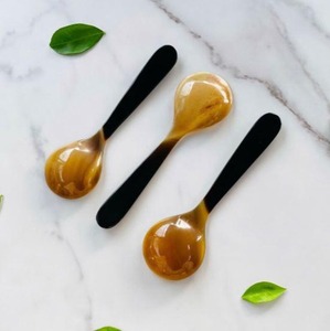 Cuillère en corne organique polie de bonne qualité pour les coffrets cadeaux ou les collections de vaisselle et les repas rustiques disponibles au prix d'usine - Product Image 4