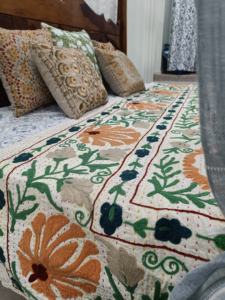 Couvre-lit en coton 100% - Couleurs vives - Broderie à la main Aari - Couture Kantha - Couvre-lit toute saison - Couvre-table - Product Image 3