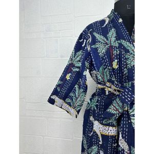 ชุดกิโมโนยาวแบบกลับด้านได้ Kantha Pur สีเขียวพาสเทล ลายสัตว์ ผ้าฝ้าย ใช้คลุมอาบน้ำหรือใส่เป็นชุดว่ายน้ำ คอวี แขนสามส่วน - Product Image 3