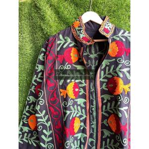 Veste en tissu coton Suzani unisexe brodée à la main en textile indien sans fermeture pour une tenue de fête décontractée pour l'hiver et le printemps - Product Image 2