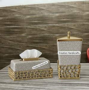 Caja de Pañuelos de Metal Texturizado y Madera, Porta Servilletas para Hotel, Hogar y Restaurante con Acabado Dorado - Product Image 2