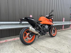 Envío Rápido  Motocicletas 990 Dukee 2024 - Product Image 3