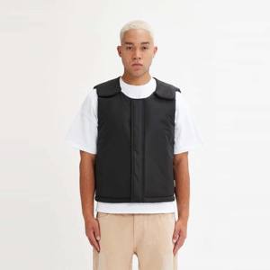 Coupe courte Boxy noire avec bretelles réglables et fermeture à glissière avec un design moderne et une coupe fonctionnelle respirante - Product Image 3