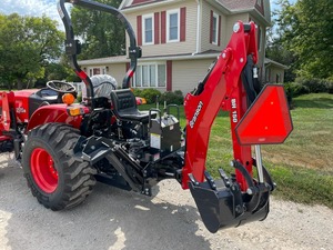 Tractor TYM 2515H en Excelentes Condiciones con Cargador Retroexcavador, 24HP, 4x4, Maquinaria Agrícola Compacta - Product Image 6