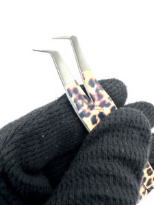 Pinzas de extensión de pestañas de agarre liso con diseño de papel de guepardo de 65 grados, acero inoxidable japonés con nombre de marca personalizado - Product Image 6