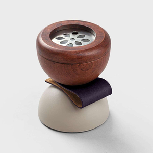 Brûleur d'encens Mubkhar en bois de santal de luxe avec enveloppe en cuir et plateau métallique gravé, écologique et durable, idéal pour offrir en cadeau - Product Image 6