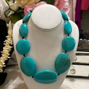 Collares de Resina Hechos a Mano con Aspecto Antiguo, Colores Pantone Personalizados, Accesorios Modernos, Perfectos para Toda Ocasión por bh crafts - Product Image 2