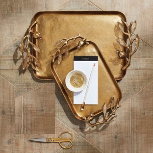 Plateau en fonte d'aluminium polie avec poignées incurvées pour servir des boissons ou exposer des bougies et une décoration d'intérieur saisonnière - Product Image 6