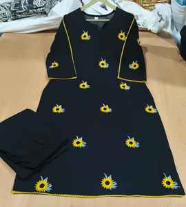 Conjunto de bordado de algodón de 2 piezas conjunto con un solo bolsillo en el pantalón para fiesta de oficina ropa casual conjunto de algodón Premium - Product Image 3