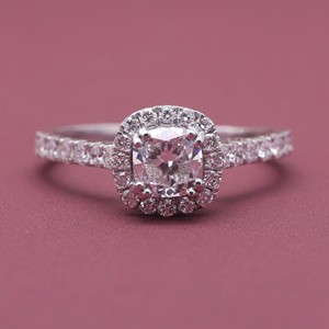 Bague de fiançailles en or 18 carats avec halo de diamants, diamant de taille coussin cultivé en laboratoire certifié IGI, halo dissimulé - Product Image 1