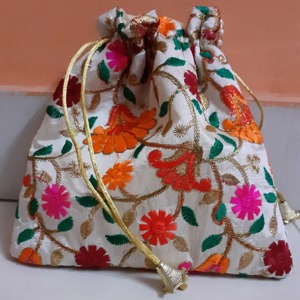 Bolsos de mujer, regalo de devolución de boda india para invitados, bolsos de mano para mujer, bolsos de mano bordados hechos a mano, bolsas con cordón, monederos nupciales - Product Image 2