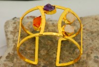Bracelet de manchette plaqué or avec améthyste naturelle, quartz, pierres de cornaline, design élégant et unique, parfait pour les occasions.