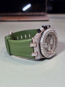 Montre de luxe de qualité supérieure avec cadran de 41 mm, bracelet en caoutchouc vert, mouvement automatique, diamant moissanite, disponible à la vente - Product Image 3