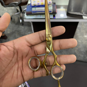 Tijeras Profesionales de Peluquería para Diestros, Mango Mediano, Anillo Giratorio para el Pulgar, Acero Inoxidable, Filo Afilado - Product Image 4