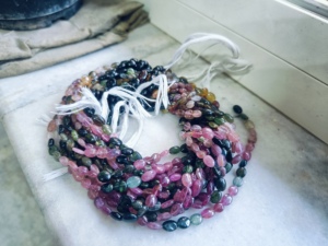 Perles ovales en pierre naturelle multi-tourmaline de haute qualité 8 mm, multicolores, certifiées par un tiers, pour la fabrication de bijoux en gros - Product Image 6