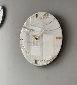 HAGA CLIC EN RELOJ DE PARED DE RESINA CON Reloj de pared de diseño artístico hecho a mano único Arte de resina de La India - Product Image 3