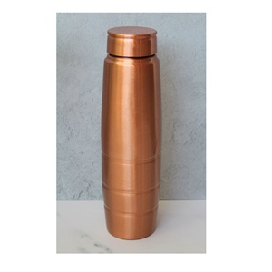 Bouteille en cuivre tendance avec une finition martelée élégante, une alternative réutilisable aux bouteilles en plastique, idéale comme cadeau. - Product Image 4