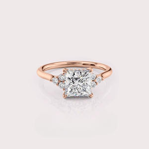 Anillo de Tres Piedras con Diamante Cultivado en Laboratorio, Corte Princesa, Oro Blanco/Rosa/Amarillo de 18 Quilates - Product Image 4