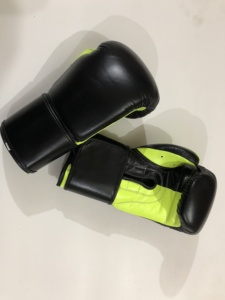MOVATEXTILES Gants de boxe professionnels en cuir de vachette avec logo personnalisé OEM Gants de haute qualité en PU 8oz disponibles en différentes tailles - Product Image 2