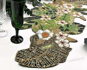 Camino de Mesa de Cuentas Doradas y Blancas de la Mejor Calidad, Camino de Mesa Bordado Floral Hecho a Mano para una Decoración del Hogar Elegante - Product Image 5