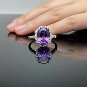 แหวนเงินแท้ S925 ชุบโรเดียม ดีไซน์มินิมอล ประดับคริสตัลทรงไข่ อะเมทิสต์ธรรมชาติ ประดับเพชรซิคอนรอบๆ รูปทรงคริสต์มาส  สำหรับคนเกิดเดือนกุมภาพันธ์ - Product Image 5