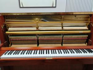Piano droit Yamaha W104B d'occasion du Japon, piano acoustique en bois brun, style classique, durable, élégant, boîtier en bois, 88 touches mécaniques - Product Image 4